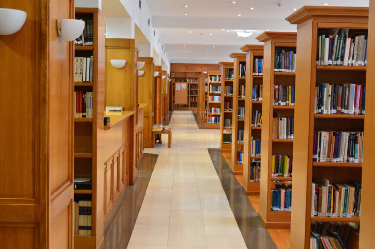 Βιβλιοθήκη Πολιτικής Επιστήμης και Δημόσιας Διοίκησης 768x511