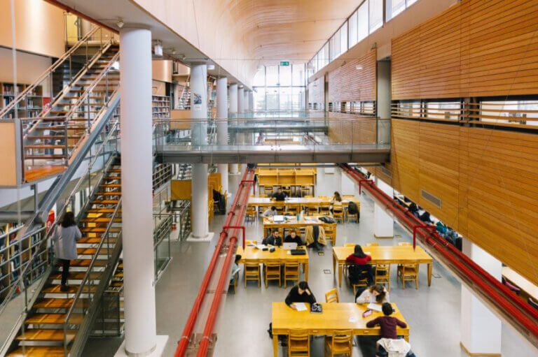 ΦΟΙΤΗΤΗΣ ΣΤΗΝ ΑΘΗΝΑ 768x511